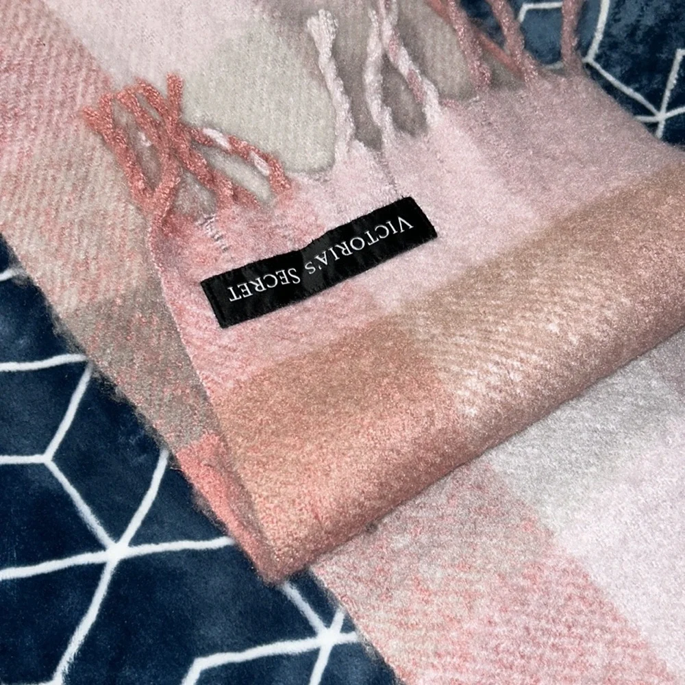 Victoria Secret Warm Long Scarf - Picture 5 of 10